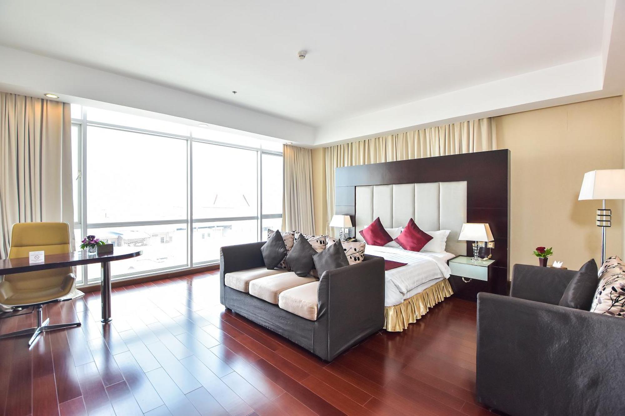 Premier Deluxe King - Free Two Ways Airport Transfer